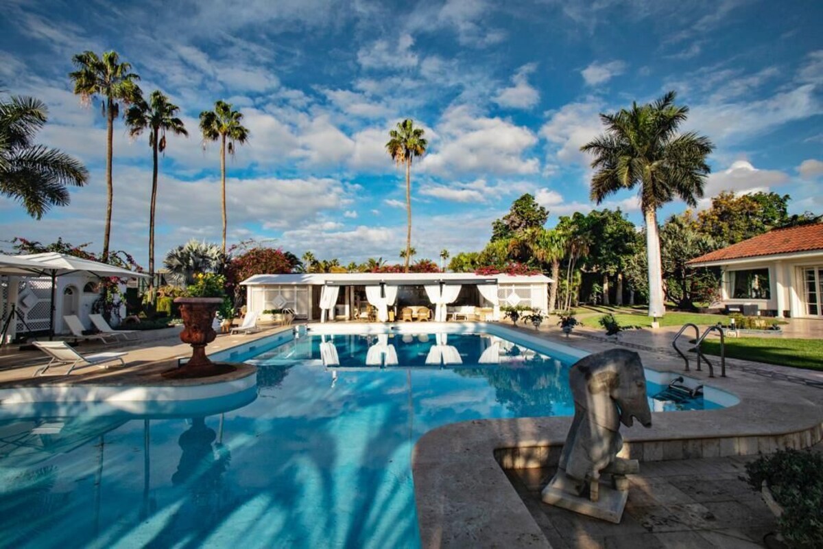 Luxury villa with pool in Maspalomas 14 pax GYM, JACUZZI and PADEL COURT